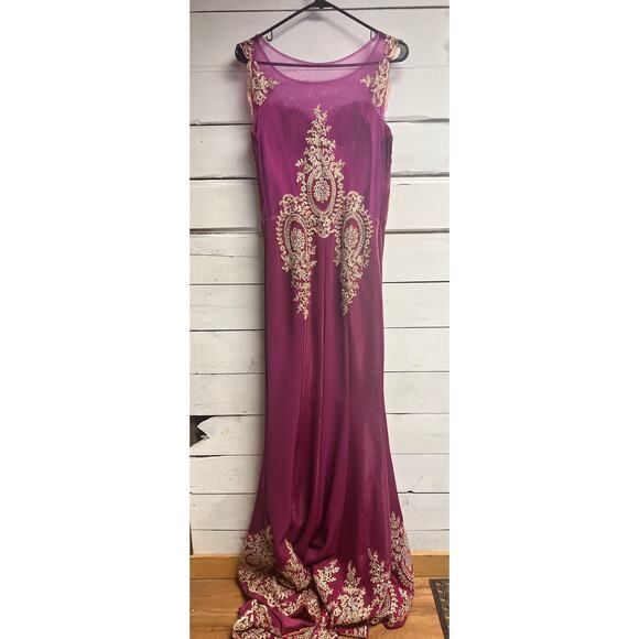 Absolutely Gorgeous Form-Fitting Mermaid Style Evening Gown w/ Gold Embroidery - Picture 6 of 8